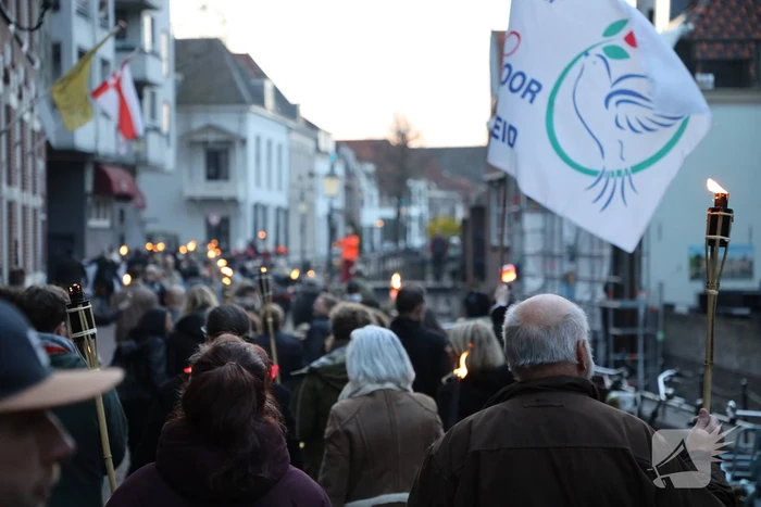 Fakkeltocht tegen coronabeleid en voor het vertrek van Mark Rutte