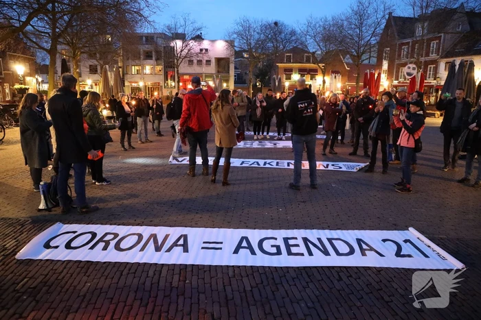 Fakkeltocht tegen coronabeleid en voor het vertrek van Mark Rutte