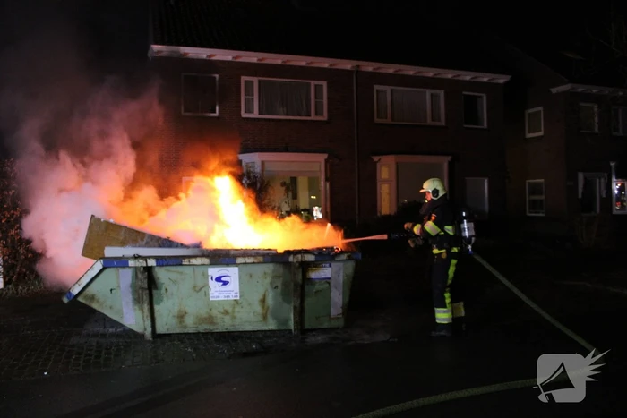 Brand in container met bouwafval