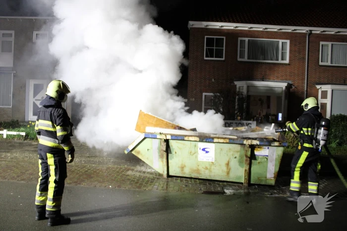 Brand in container met bouwafval
