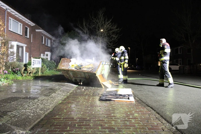 Brand in container met bouwafval
