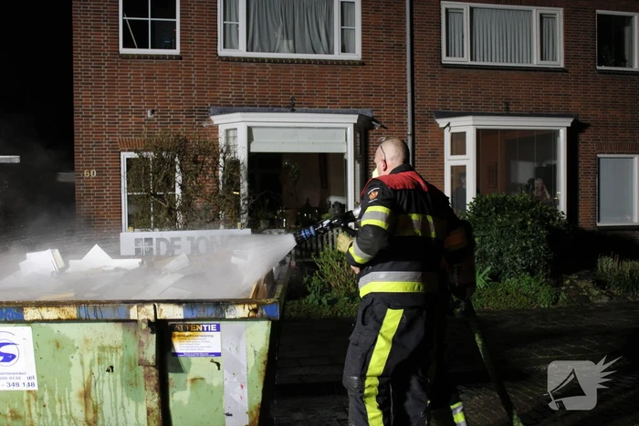 Brand in container met bouwafval
