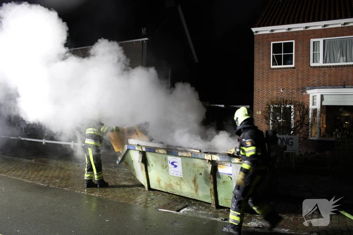 Brand in container met bouwafval
