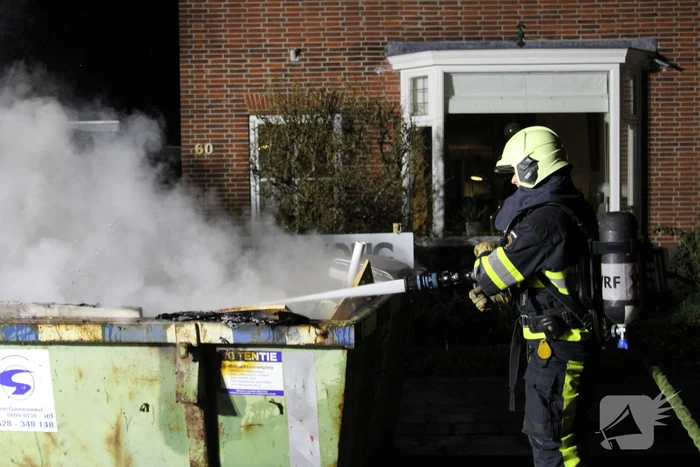 Brand in container met bouwafval