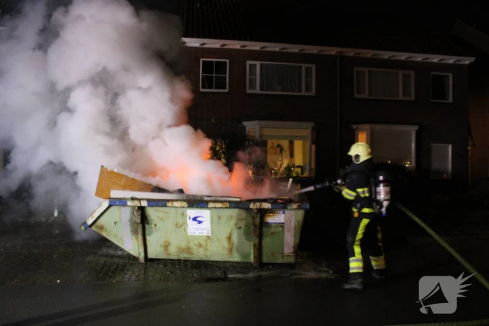 Brand in container met bouwafval