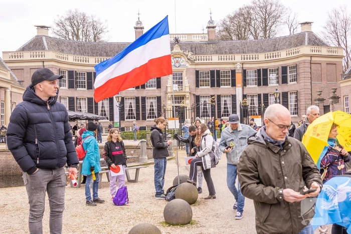Demonstratie Kasteel Groeneveld tegen coronabeleid