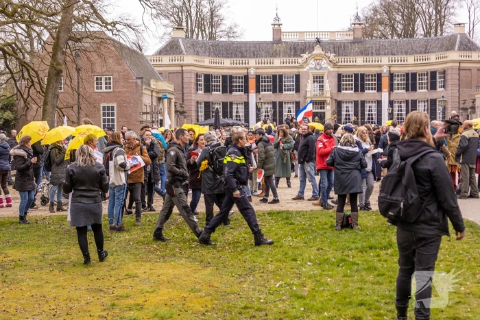 Demonstratie Kasteel Groeneveld tegen coronabeleid