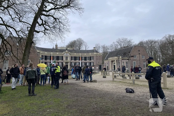 Demonstratie Kasteel Groeneveld tegen coronabeleid
