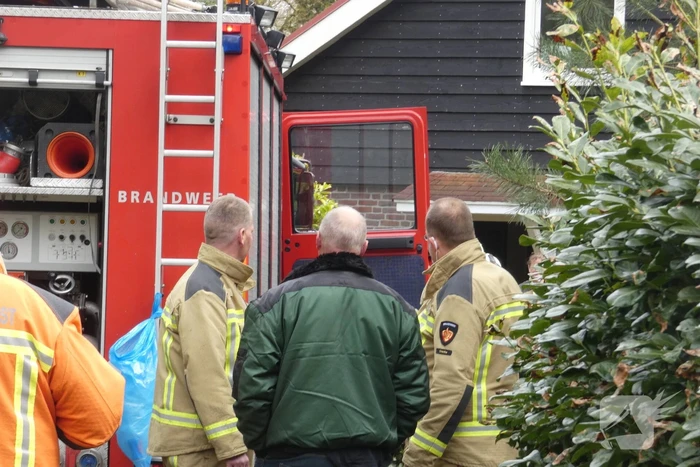 Brandweer blust brand in chalet