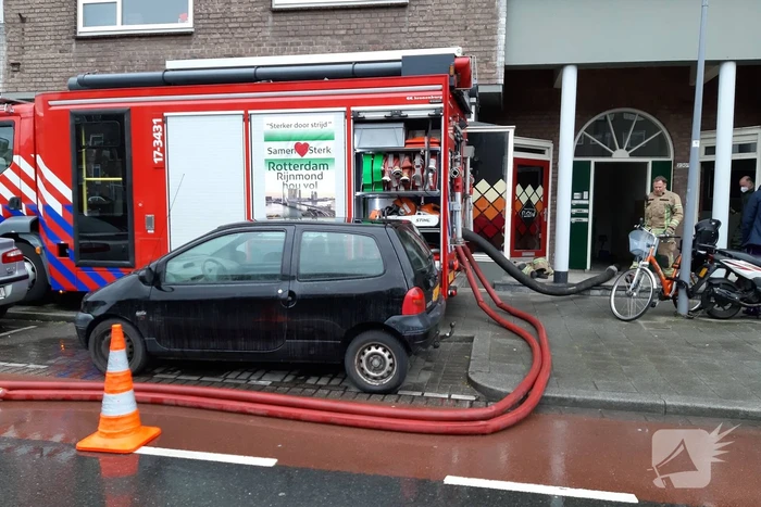 Brandweer pompt volgelopen kelder leeg