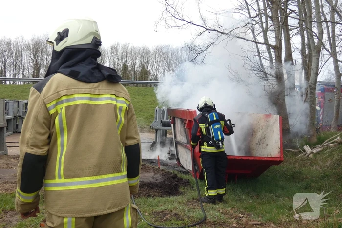 Dixi en bouwcontainer in brand