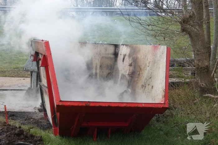 Dixi en bouwcontainer in brand
