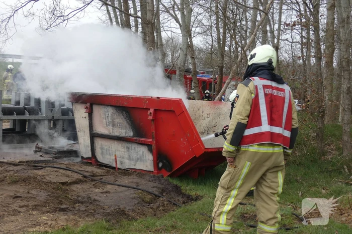 Dixi en bouwcontainer in brand