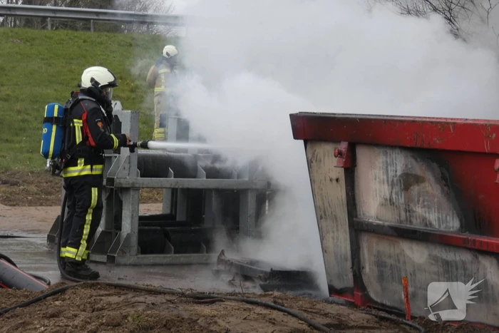Dixi en bouwcontainer in brand