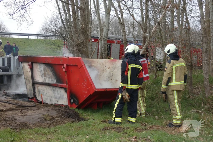 Dixi en bouwcontainer in brand
