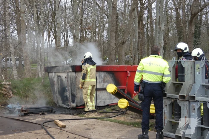 Dixi en bouwcontainer in brand