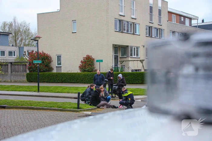 Twee personen met scooter onderuit