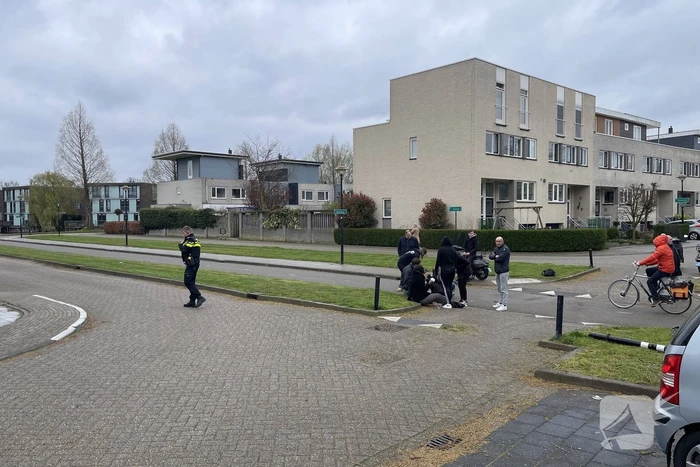 Twee personen met scooter onderuit