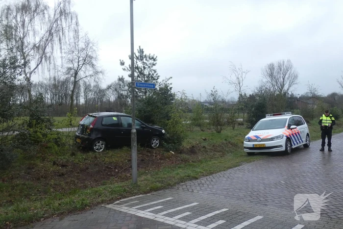 Bestuurder verliest macht over het stuur en belandt in bosschage