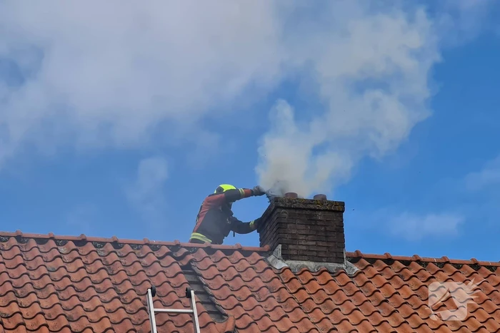 Veel rook bij brand in schoorsteen