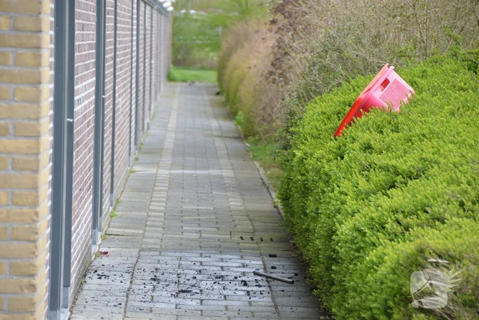 Brandweer blust brandende wasmand