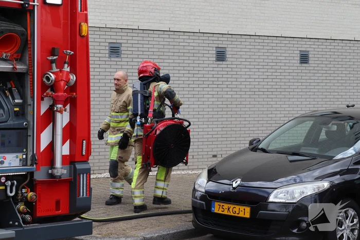 Brandweer ventileert woning na keukenbrand