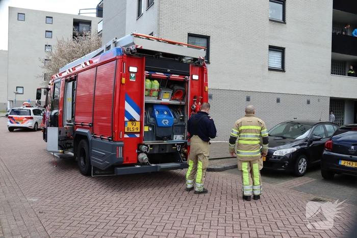 Brandweer ventileert woning na keukenbrand