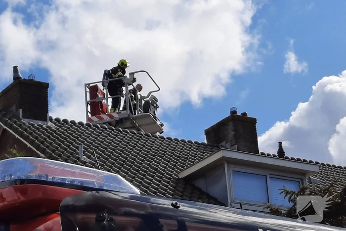 Brandweer verwijderd vogelnest uit schoorsteen na schoorsteenbrand