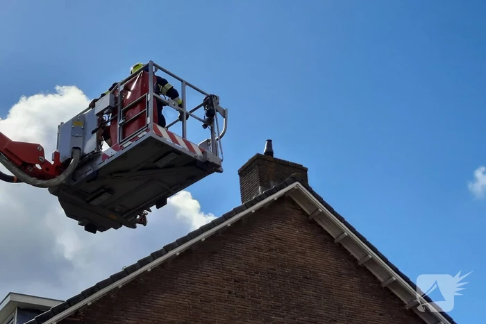 Brandweer verwijderd vogelnest uit schoorsteen na schoorsteenbrand