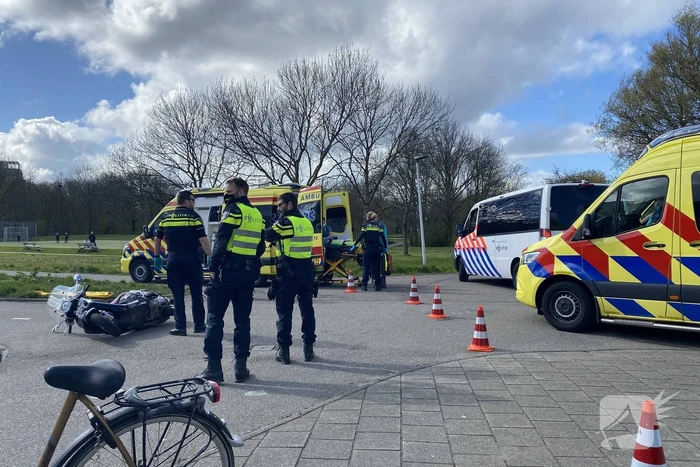 Scooterrijder zwaargewond bij botsing met maaltijdbezorger