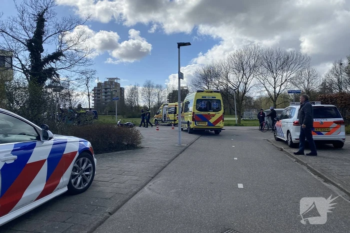 Scooterrijder zwaargewond bij botsing met maaltijdbezorger