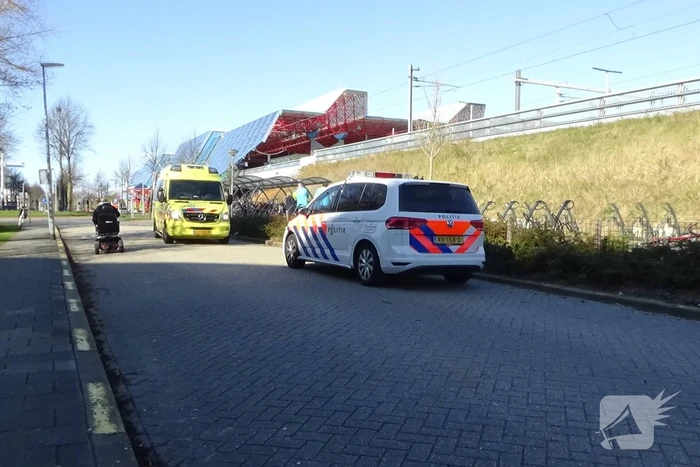 Fietser botst tegen geparkeerde fietsen