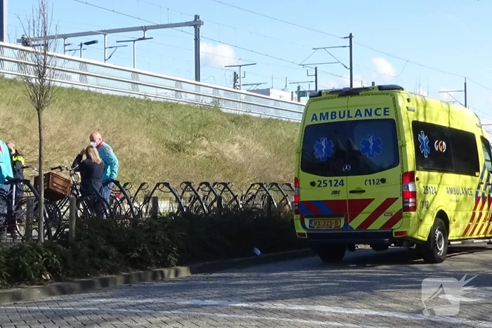 Fietser botst tegen geparkeerde fietsen