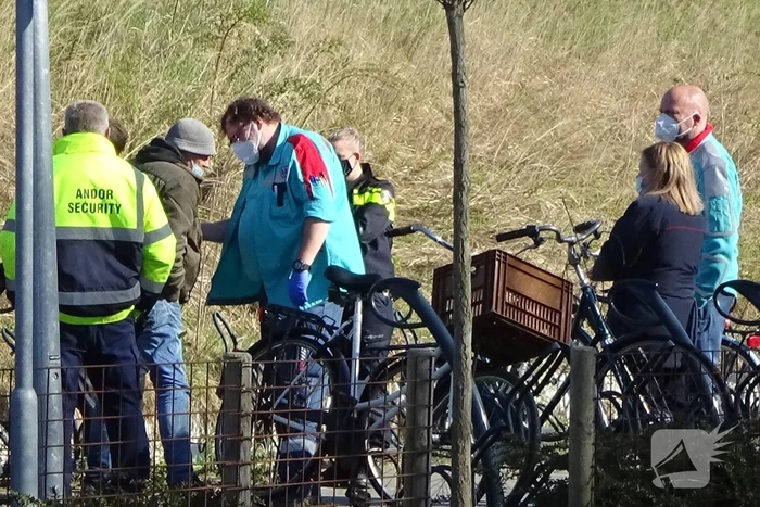 Fietser botst tegen geparkeerde fietsen