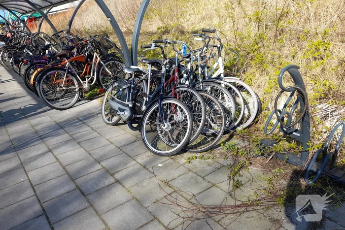 Fietser botst tegen geparkeerde fietsen