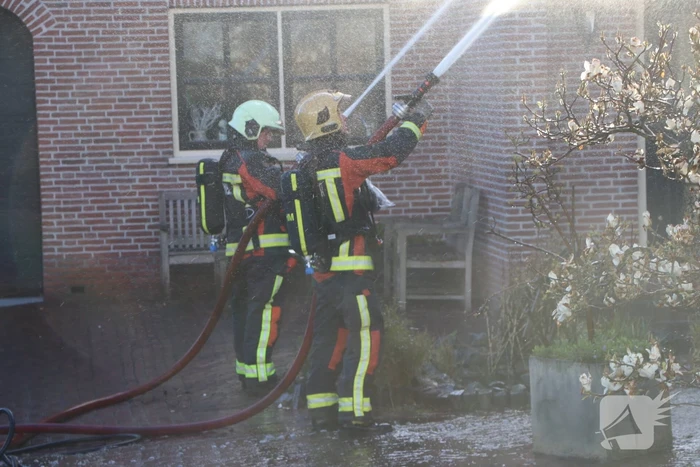 Schoorsteenbrand bij woning met rietendak