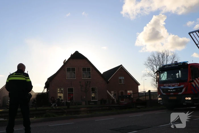 Schoorsteenbrand bij woning met rietendak