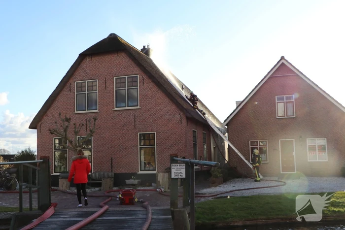 Schoorsteenbrand bij woning met rietendak