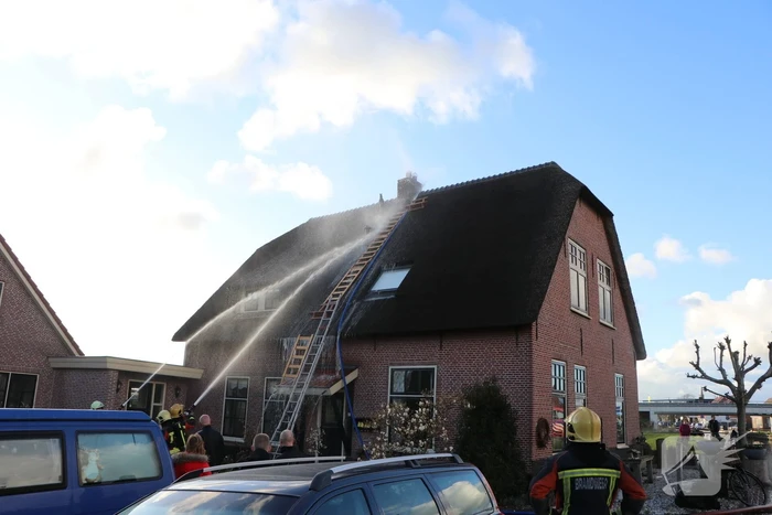 Schoorsteenbrand bij woning met rietendak