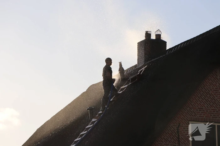Schoorsteenbrand bij woning met rietendak