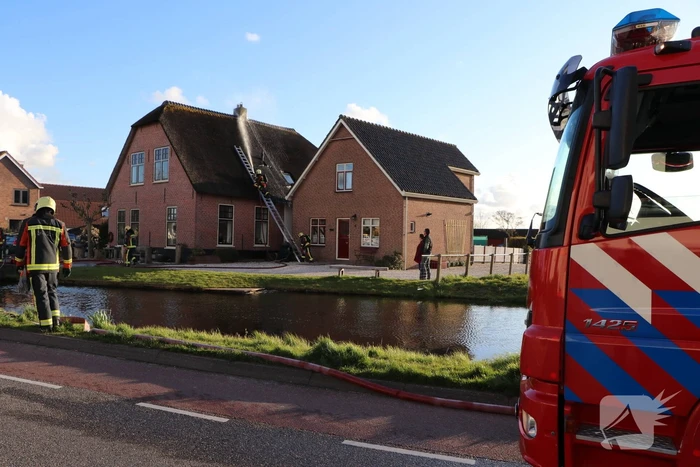 Schoorsteenbrand bij woning met rietendak