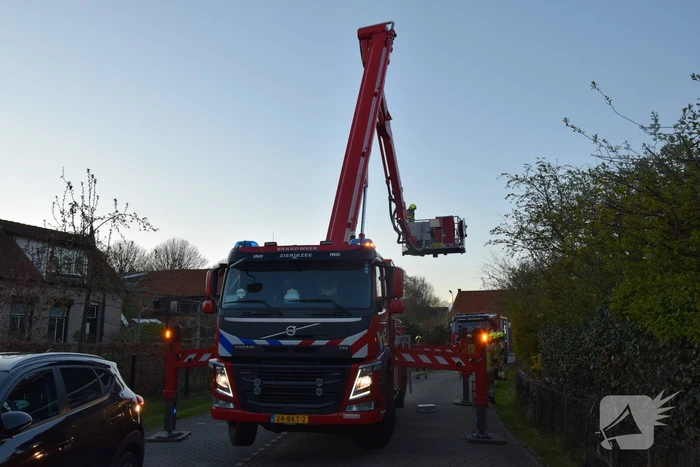 Brandweer blust schoorsteenbrand