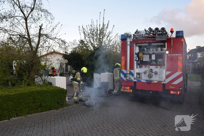 Brandweer blust schoorsteenbrand