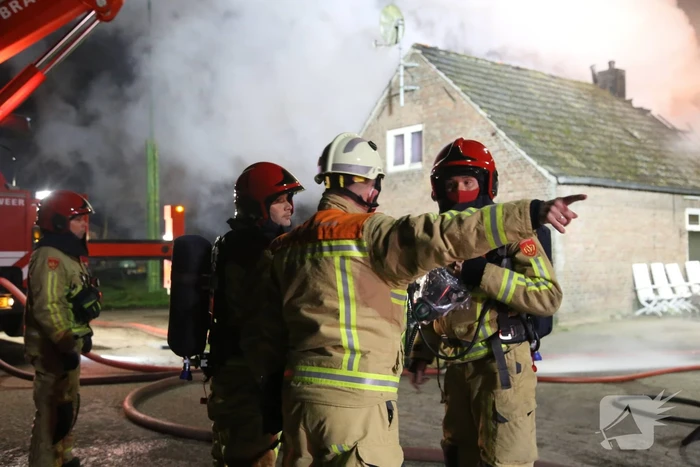 Uitslaande brand bij voormalig woonboerderij