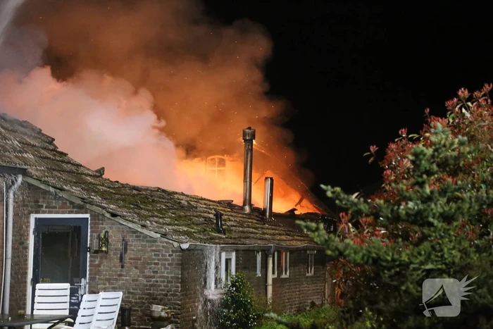 Uitslaande brand bij voormalig woonboerderij