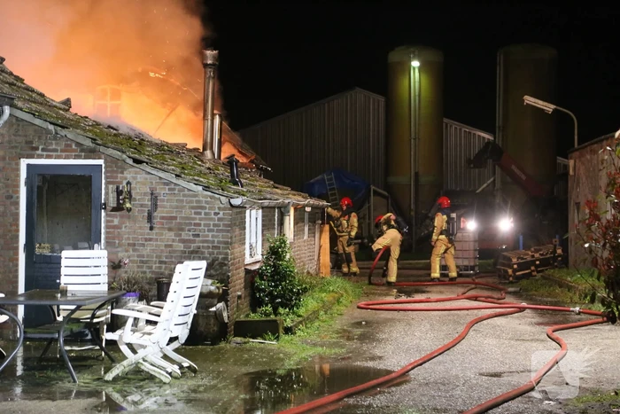 Uitslaande brand bij voormalig woonboerderij