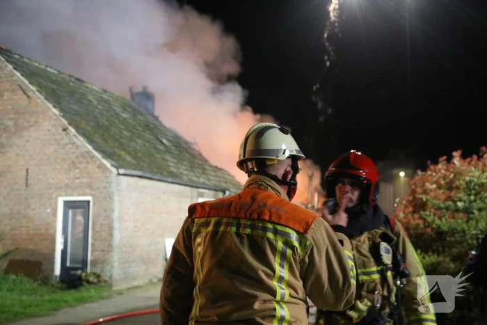 Uitslaande brand bij voormalig woonboerderij