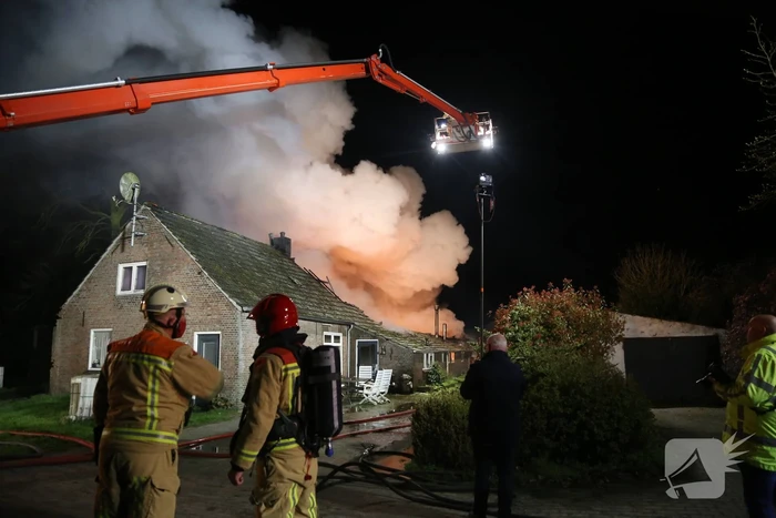 Uitslaande brand bij voormalig woonboerderij