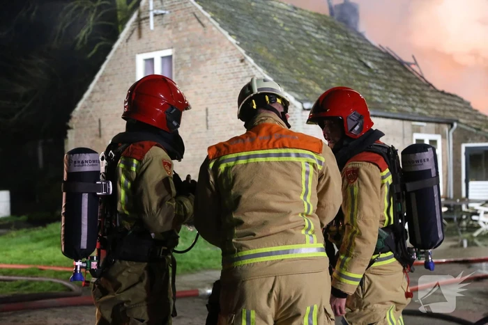Uitslaande brand bij voormalig woonboerderij