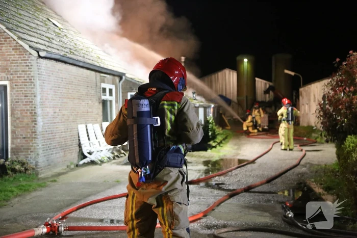 Uitslaande brand bij voormalig woonboerderij